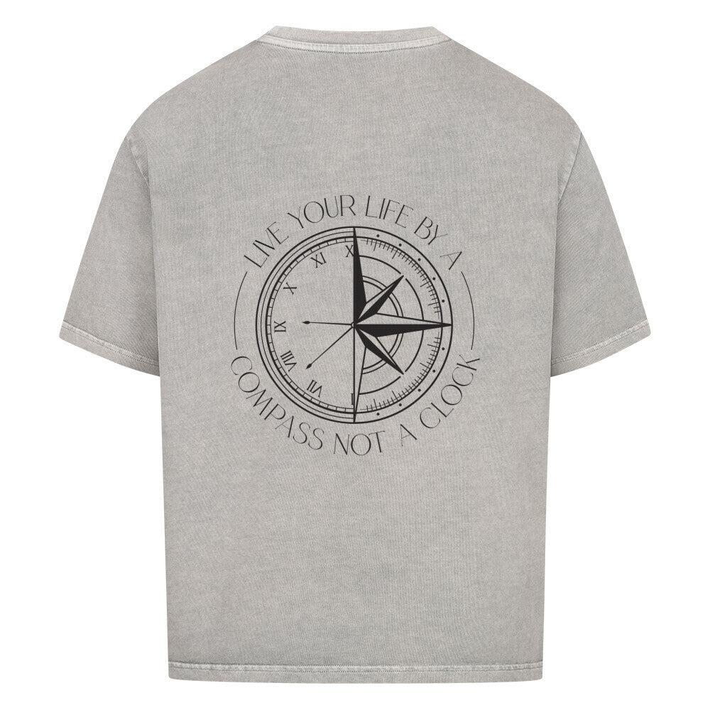 Live your life by a compass not a clock Design - Oversized T-Shirt Unisex - Reiseherz - Farbe: washed grey 