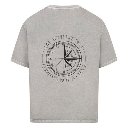 Live your life by a compass not a clock Design - Oversized T-Shirt Unisex - Reiseherz - Farbe: washed grey 