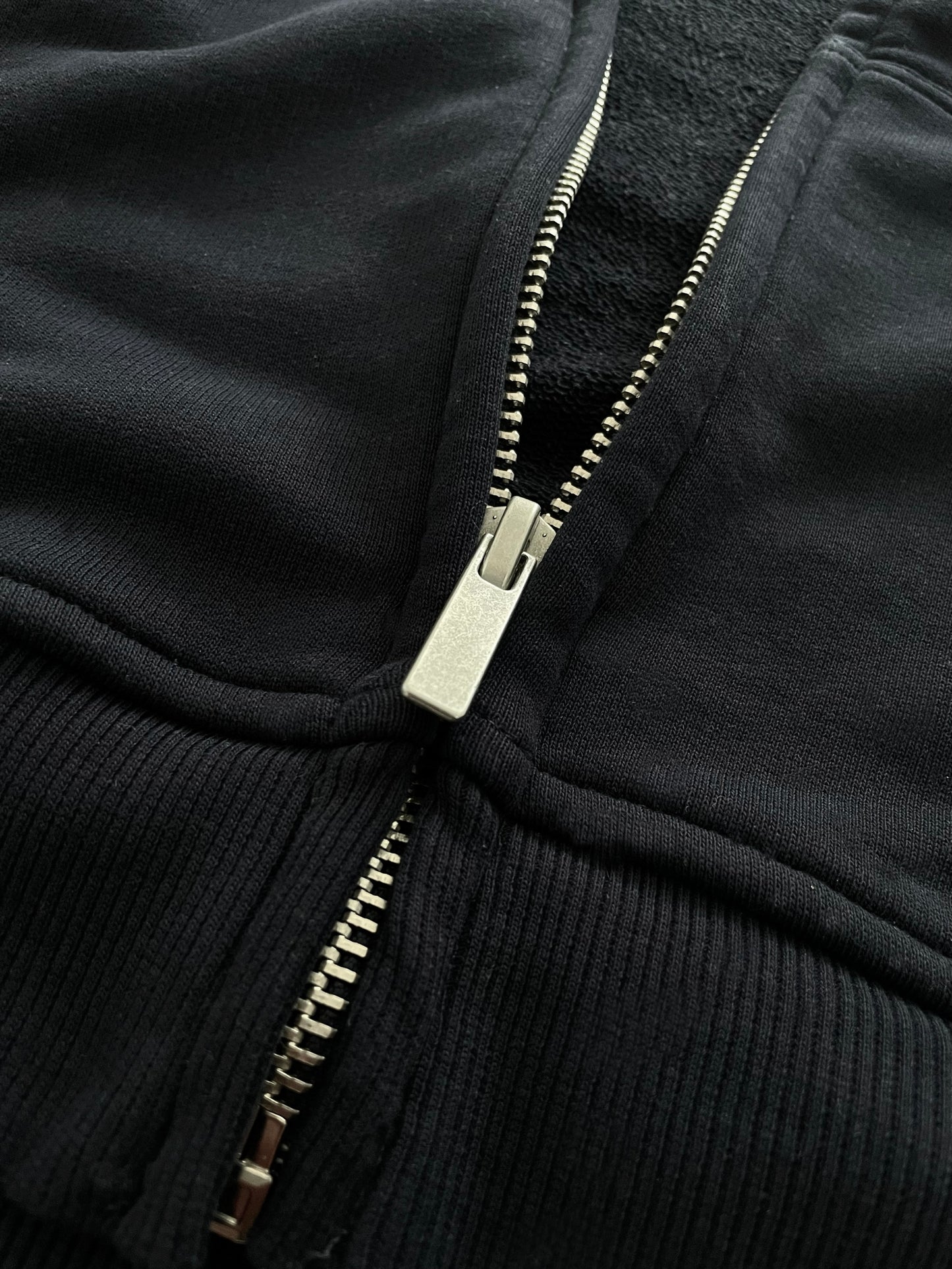 Nahaufnahme vom Reißverschluss des oversized Zippers