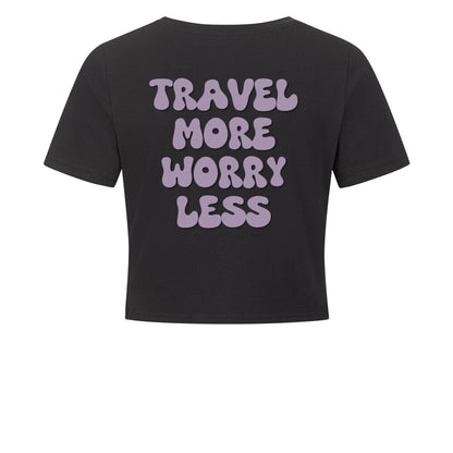 Cropped T-Shirt in schwarz mit TRAVEL MORE WORRY LESS Design-Aufdruck