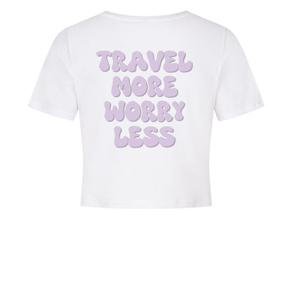 Cropped T-Shirt in weiß mit TRAVEL MORE WORRY LESS Design-Aufdruck