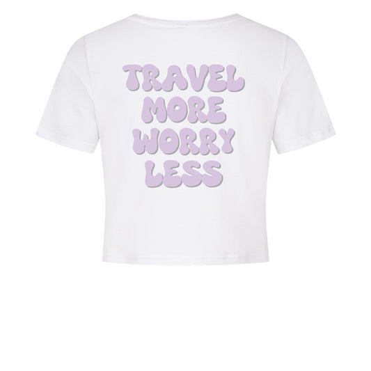 Cropped T-Shirt in weiß mit TRAVEL MORE WORRY LESS Design-Aufdruck
